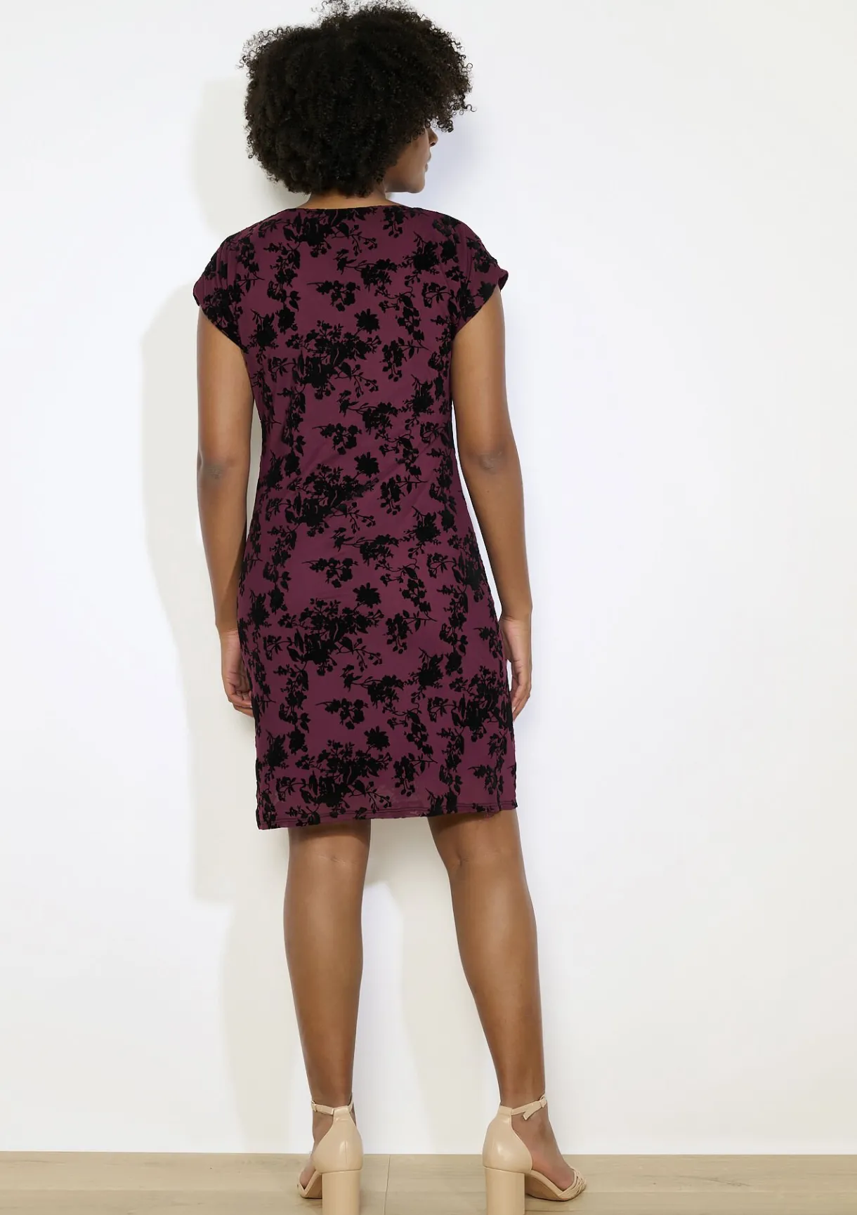 LolaLiza aansluitende bloemenjurk in velours- Jurken