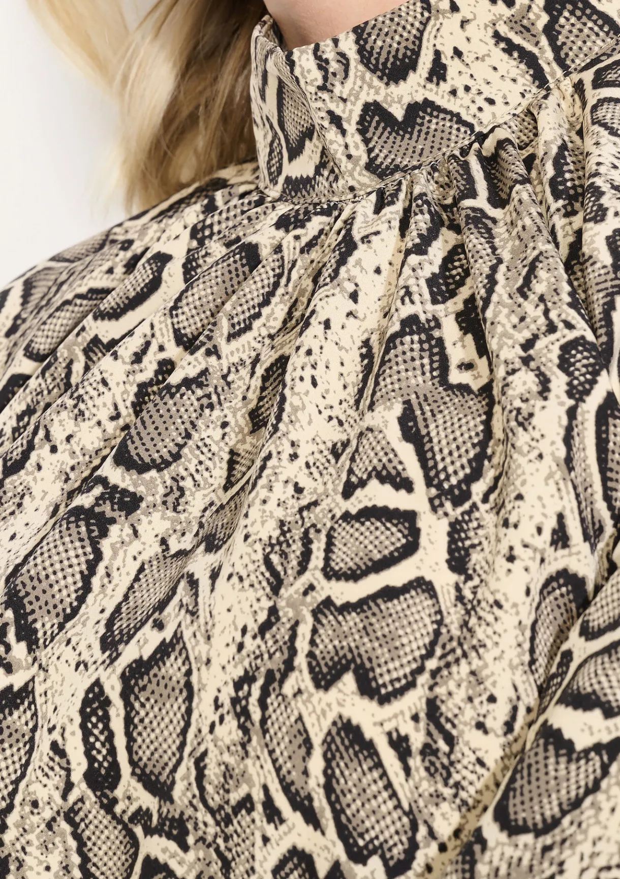 LolaLiza Blouse met slangenprint- Blouses En Hemden