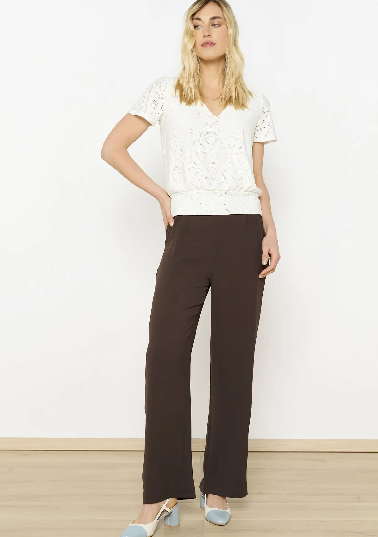 LolaLiza Geborduurd opengewerkt t-shirt- Tops En T-Shirts