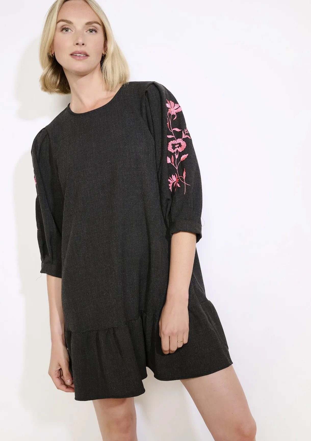 LolaLiza Geborduurde jurk met ruffles- Jurken