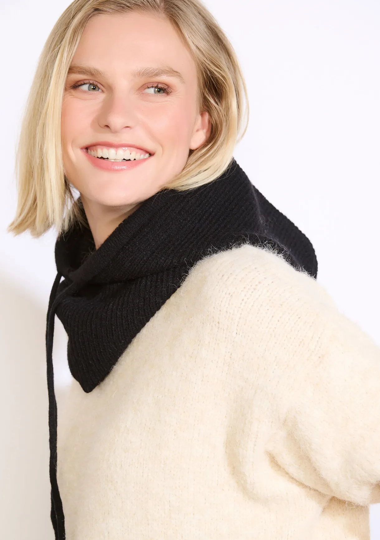 LolaLiza Geribde balaclava met koordjes- Accessoires