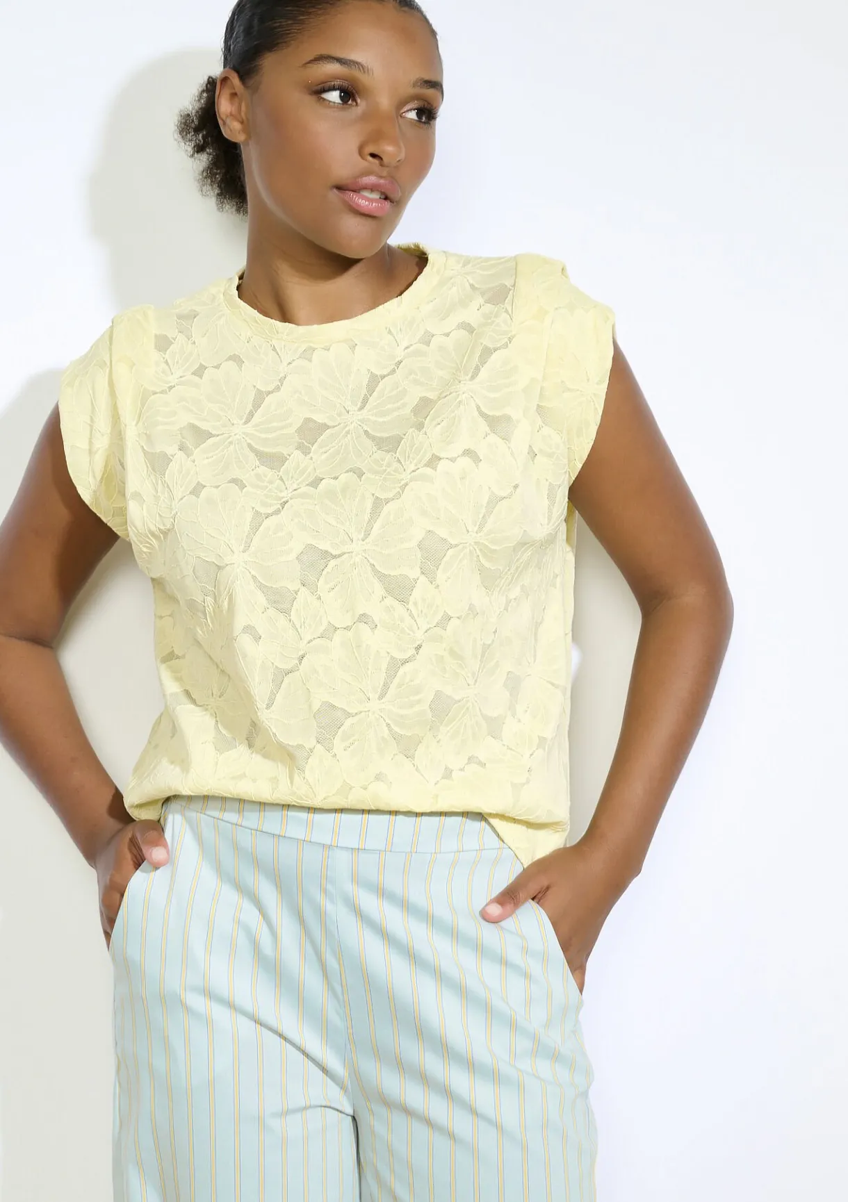 LolaLiza Kanten top met bloemen- Tops En T-Shirts