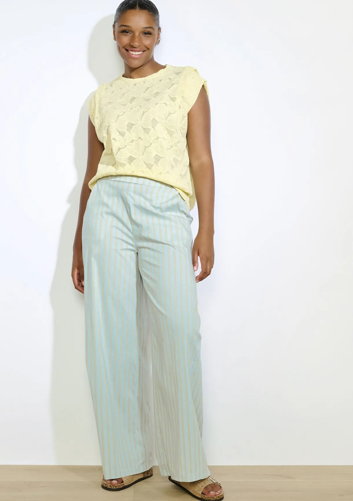 LolaLiza Kanten top met bloemen- Tops En T-Shirts