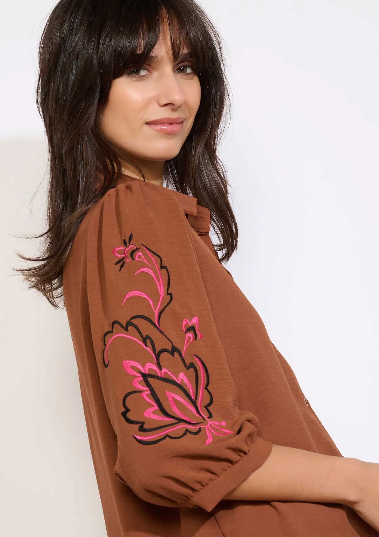 LolaLiza Shirt met geborduurde mouw- Blouses En Hemden