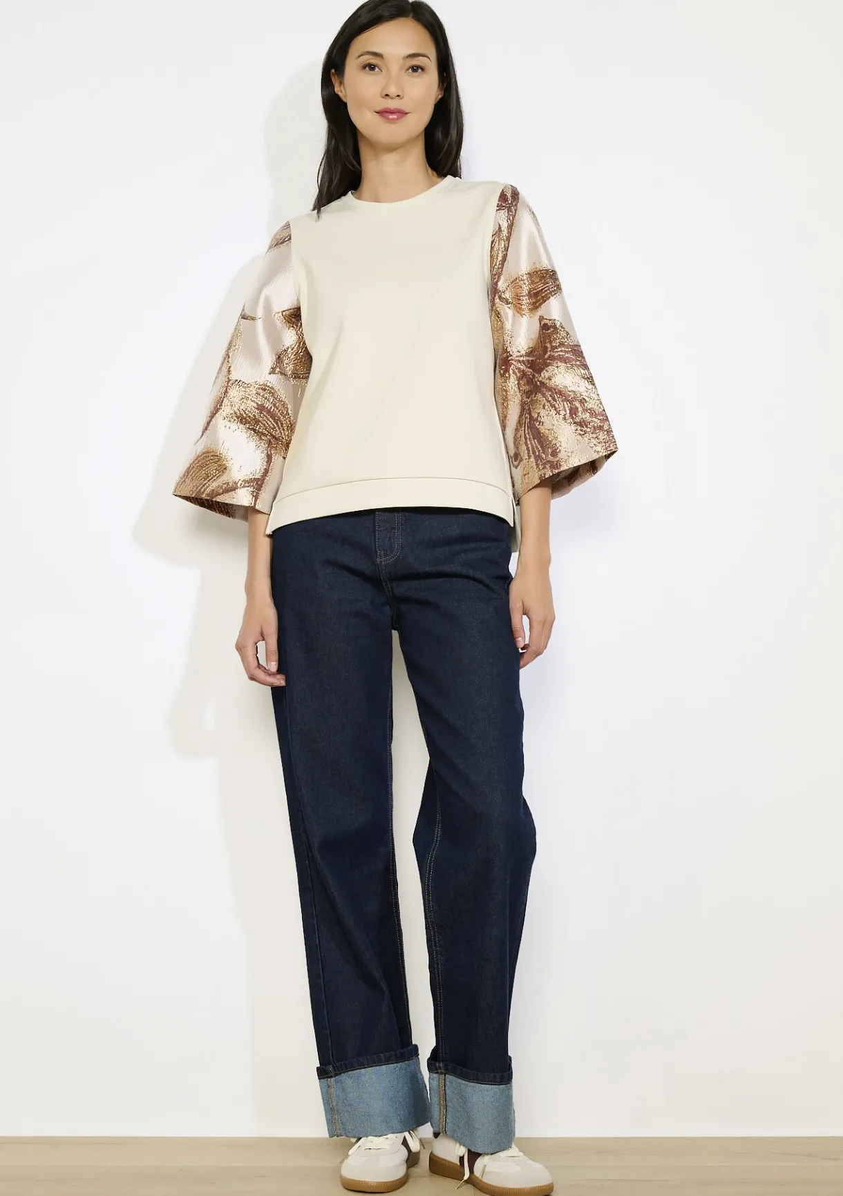 LolaLiza Trui met bloemen en paillettenmouwen- Sweats