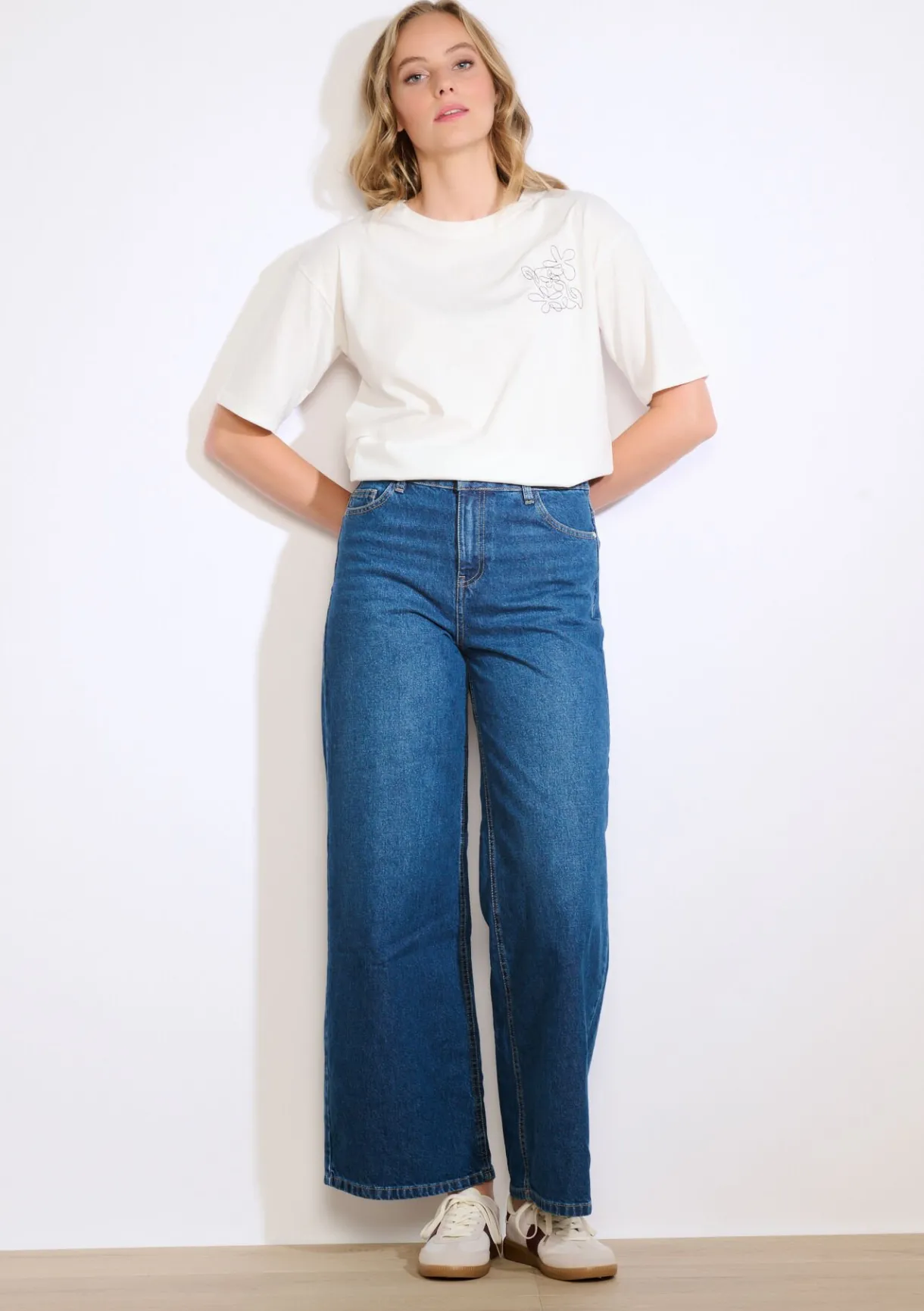 LolaLiza T-shirt met fijne borduring- Tops En T-Shirts