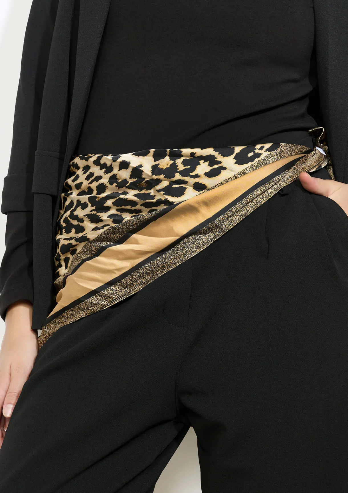 LolaLiza Zijdezachte sjaal met luipaardprint- Accessoires